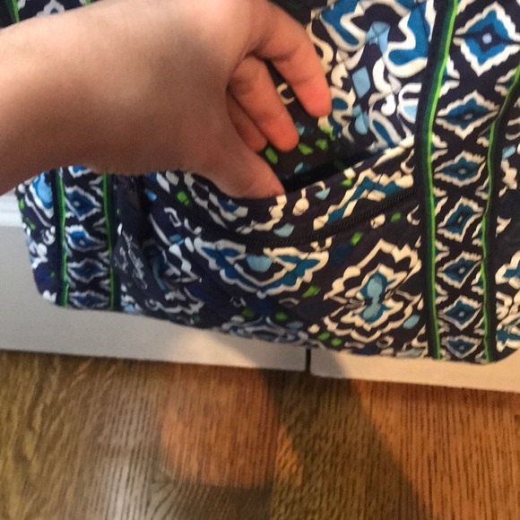Vera Bradley Crossbody. Like new!! - Picture 7 of 14